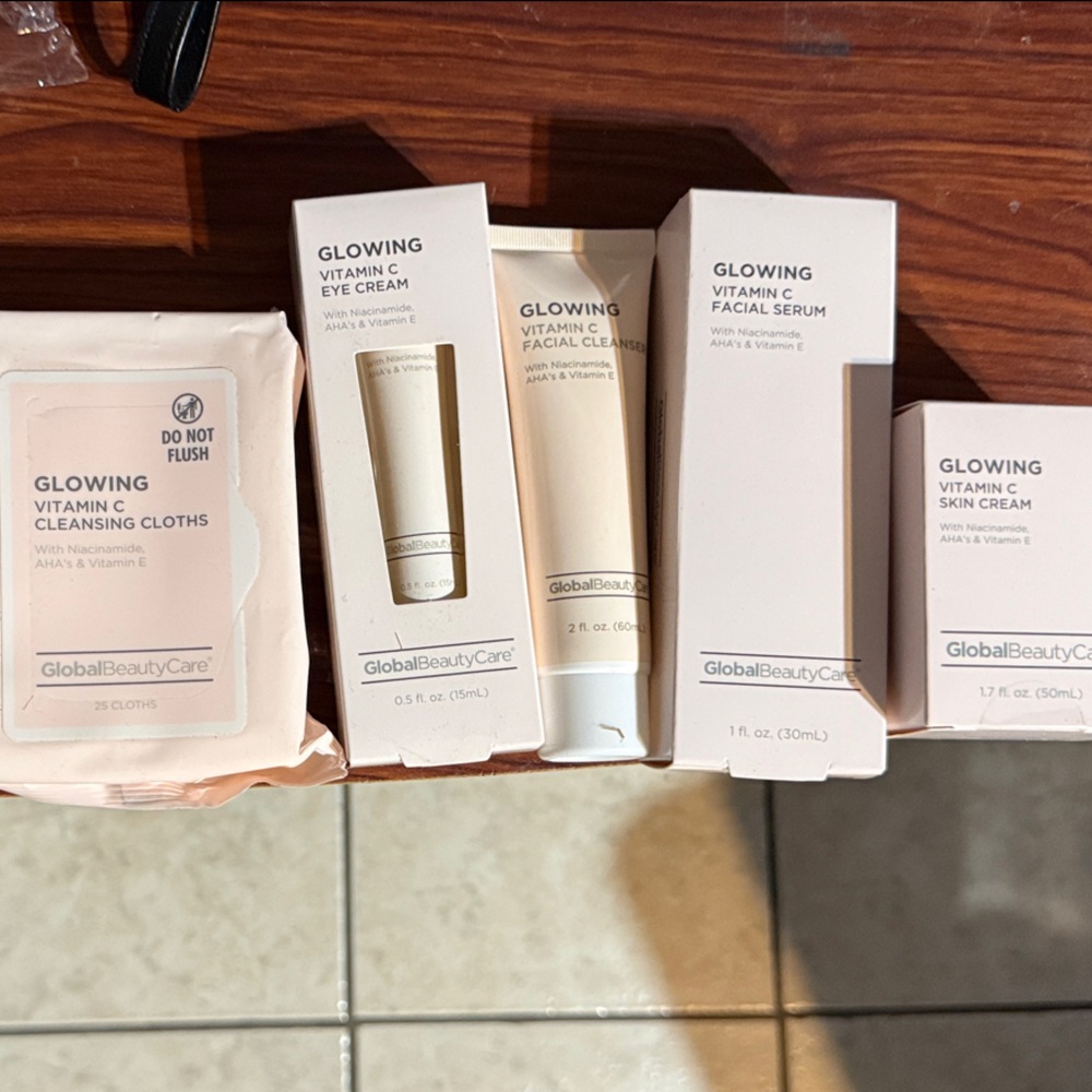 GlobalBeautyCare Glowing Vitamin C Facial Serum - Cream - Picture 2 of 4
